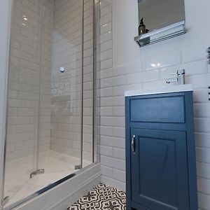 Executive King Room Shower